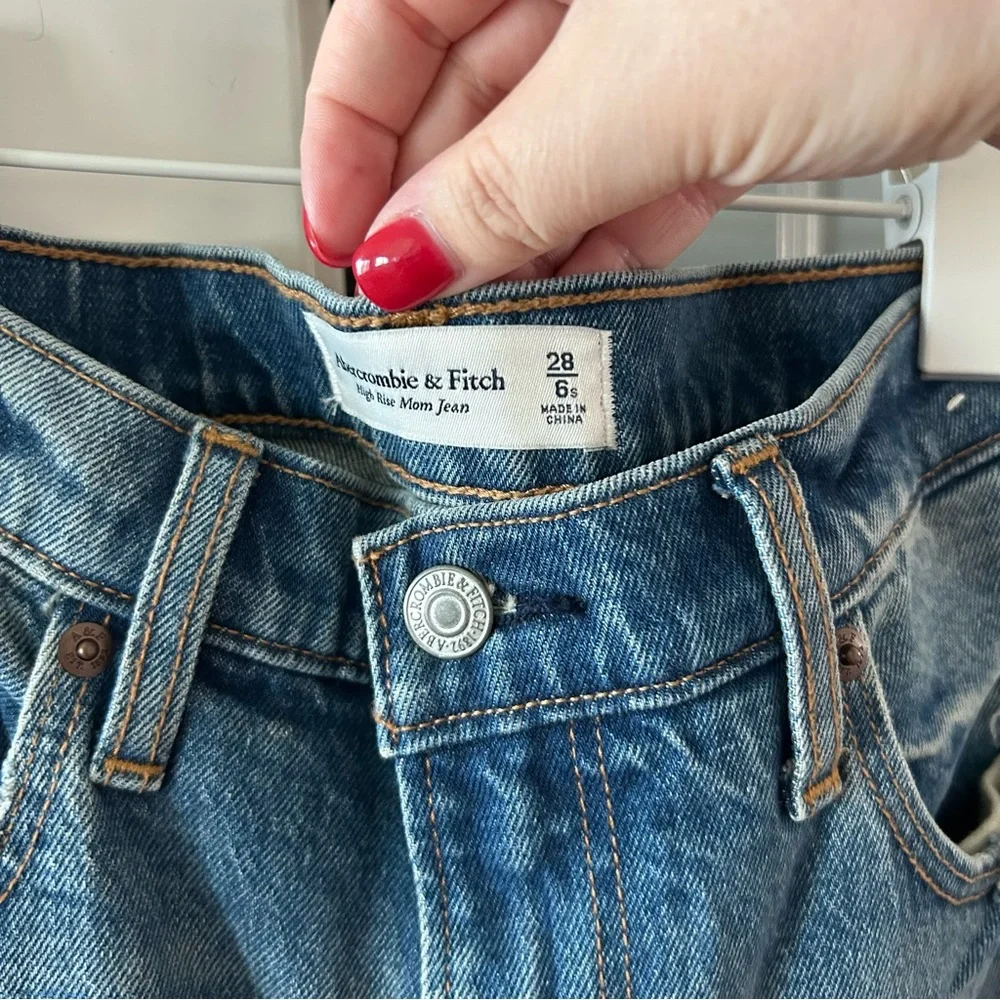 Abercrombie High Rise Mom Jeans Distressed SHORT - Picture 6 of 6